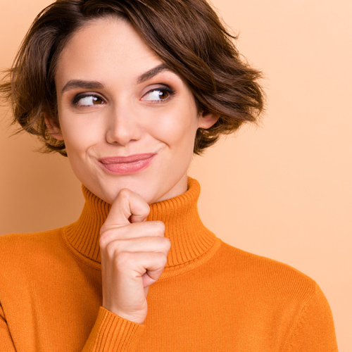 Femme intriguée en réflexion