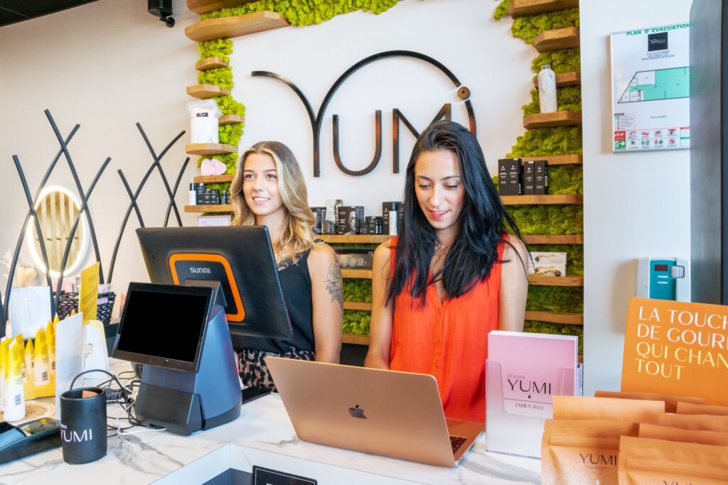 Photo d'Océane (Franchisée) et de Camille du YUMI Studio d'Andrézieux-Bouthéon