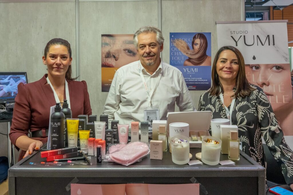 Marlène Bourg, responsable franchise, Laurence et Richard Roullier, dirigeants de YUMI Beauty
